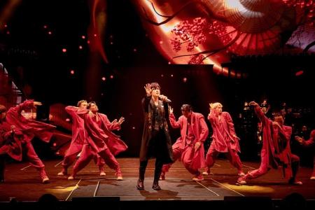 Jay Chou entertains 12 song requests, fans moved to tears