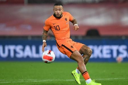 De Jong and Depay’s lack of playing time a concern ahead of World Cup, says Kluivert