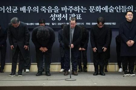 'Parasite' director, South Korean artists urge probe into handling of actor case