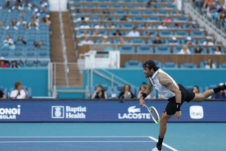 Murray beats ailing Berrettini to reach Miami second round