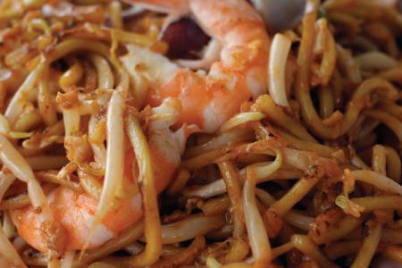 Her son put his fingers in stranger's mee goreng