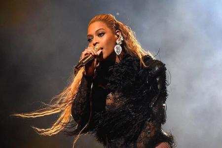 Beyonce steals the show at Video Music Awards