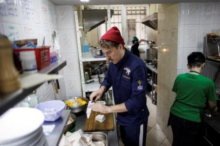 Ukrainian celebrity chef serves up free meals for refugees