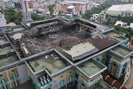 Giant dome collapses in Indonesia mosque fire