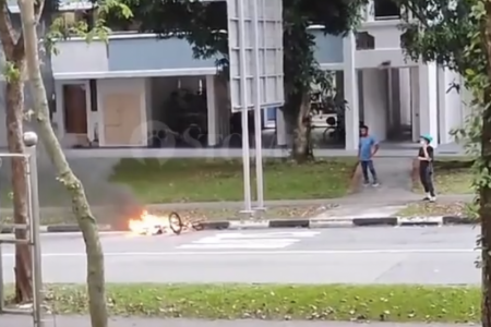 E-bike catches fire on the road, explosions heard