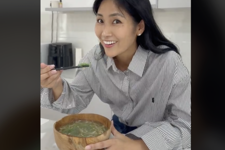 Japanese content creator makes ramen with chendol jelly