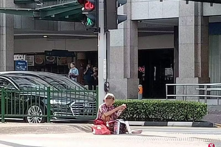 Elderly man sells tissue paper 'nearby traffic' on pavement