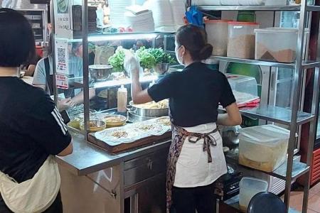 Woman queues for pre-ordered popiah but hawker refuses to sell to her