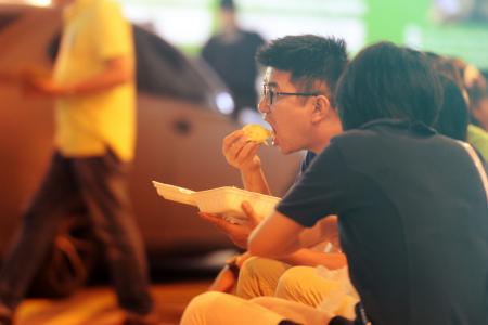 Durian seller gives out 500kg free durians on his birthday 