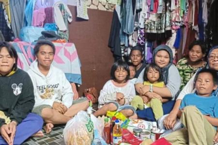 Malaysian woman plucks taugeh for $3 a day to raise 9 grandkids