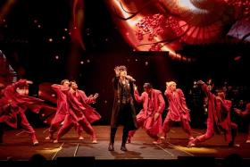 On the R&amp;B track Cold Hearted (2022), Jay Chou was supported by eight back-up dancers in red outfits.