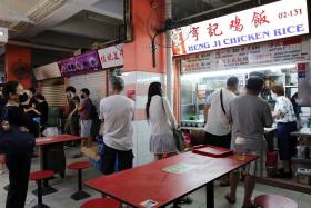 A photo of the Heng Ji Chicken Rice stall when it resumed business at Chinatown Complex in 2021.