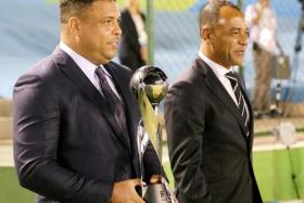 FILE PHOTO: Soccer Football - FIFA Under 17 World Cup - Final - Brazil v Mexico - Bezerrao Stadium, Brasilia, Brazil - November 17, 2019   Former players Ronaldo and Cafu with the trophy before the match    REUTERS/Sergio Moraes/File Photo