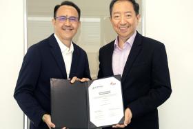 Singapore Badminton Association secretary general Collin Tham (left) and JK Technology executive director Eugene Ang at the signing of a memorandum of understanding.