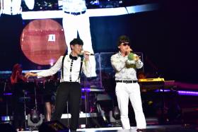 JJ Lin (left) performing viral hit Unbelievable with local actor Chen Tianwen (right) on stage at the former&#039;s concert.