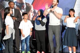  Captain America&#039;s Chris Evans answering Nur Qumaira Adam&#039;s (far left) question about loving Singapore as much as Singapore loves him.