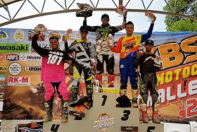 Hasroy Osman (centre) celebrates with the winners of the KBS Motocross Challenge 2016 held in Terengganu.