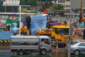 Crane topples in Outram Road