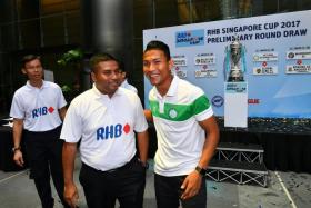 Geylang International midfielder Isa Halim with FAS Council Members Rizal Rasudin (center) and Michael Foo (left) at the RHB Singapore Cup 2017 Preliminary Round Draw.