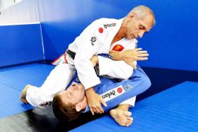 Brazilian jiu-jitsu guru Ricardo de la Riva (in white) demonstrating a move.