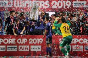 Tampines Rovers captain Shahdan Sulaiman lifting the Komoco Motors Singapore Cup after the Stags defeated Warriors FC.