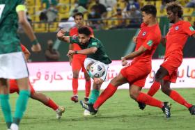 Singapore&#039;s Irfan Fandi and Madhu Mohana closing in on Saudi Arabia&#039;s Saleh Al-Shehri.