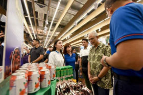 Minister for Social and Family Development Masagos Zulkifli viewing the Iftar Bites station where Muslims can help themselves to the free drinks and snacks or dates at 60 FairPrice outlets during Ramadan. PHOTO: FAIRPRICE GROUP
