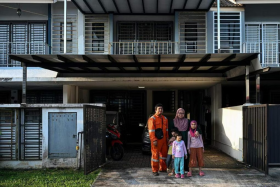 Mohd Aminurashid Ali Akbar lives with his wife, Ms. Siti Nurzarina Abu Zarim, and their three children Siti Nurbalqis Mohd Aminurashid, Siti Nurfalisha Mohd Aminurashid, Siti Nurqhalissiah Mohd Aminurashid in Gelang Patah, Johor Bahru.