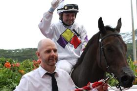 Manoel Nunes saluting his fans after his 731st – and most recent – Kranji win aboard Creative Dreams (who is trained by Tim Fitzsimmons) in the final race on Sept 7.
