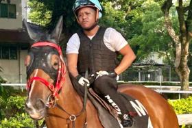 South African jockey Muzi Yeni taking his Group 1 Grand Singapore Gold Cup ride Smart Star to a quiet piece of work at Kranji on Oct 3.
