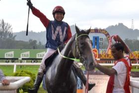 Heavy rain does not dampen Jerlyn Seow&#039;s mood as she salutes to her victory aboard Commander for trainer Simon Dunderdale (above) at the Sungai Besi winner&#039;s circle on Dec 8.