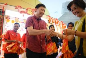 Transport Minister Chee Hong Tat giving out mandarin oranges at a community event on Jan 26.