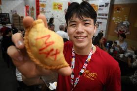 Max Maeder made a special appearance at his favourite curry puff shop, Soon Soon Huat, on Nov 7 to help serve the local snack to customers.