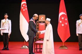 President Tharman Shanmugaratnam presenting the Distinguished Service Order to Imam Syed Hassan Mohammad Al-Attas on Nov 3.