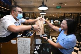 On the Yindii app, customers can buy surprise bags containing surplus food products from establishments like Paul at a discounted price.